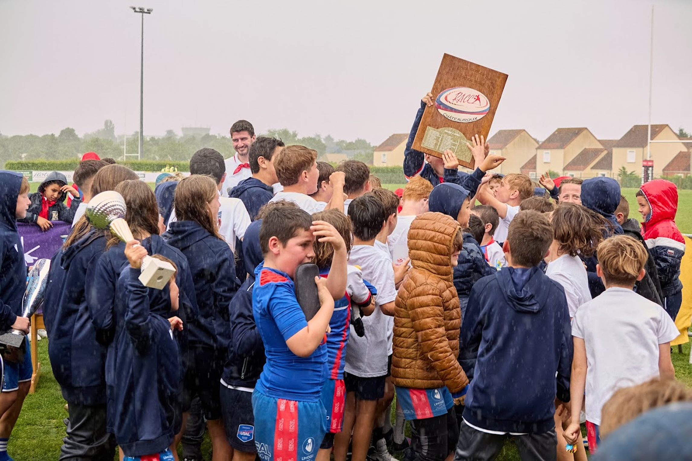 Remise des trophées sous la pluie